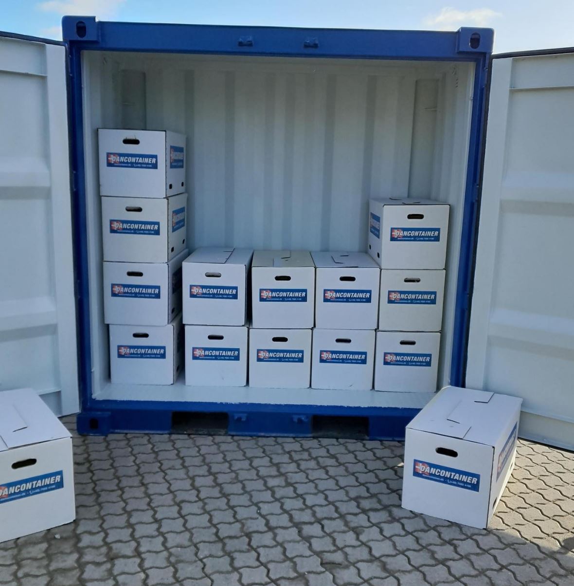 4 fods container med stålgulv med flyttekasser DanContainer